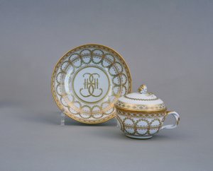 Tazza e piattino con il monogramma di Caterina II, Fabbrica Imperiale di Porcellana, 1770-1780s