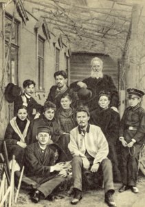 Anton Cechov con parenti e amici nel cortile della sua casa in via Sadovaya-Kudrinskaya, Mosca, primavera 1890