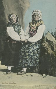 Ragazze in costume tradizionale lettone da Russian Photographer
