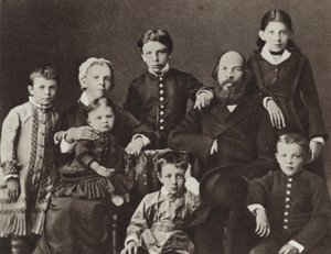 Lenin con la sua famiglia, Simbirsk, 1879 da Russian Photographer