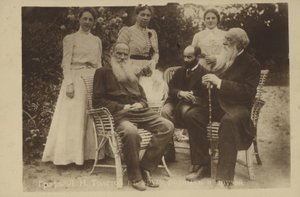 Leo Tolstoy con famiglia e amici da Russian Photographer