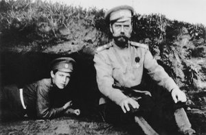 Lo zar Nicola II con il figlio Alessio al fronte da Russian Photographer