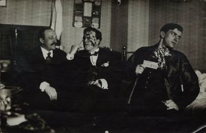 Vladimir Mayakovsky (a destra) con David Burlyuk (al centro) e Andrei Shemshurin, 1914, Mosca da Russian Photographer