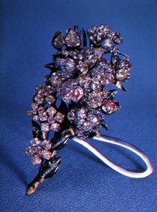 Spilla a forma di mazzo di fiori con diamanti taglio brillante e decorazione smaltata, c.1750