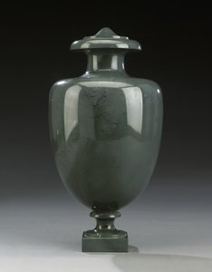 Uno di un paio di vasi Kalkan, Peterhof, c.1800 da Russian School