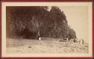 [Gruppo di persone sul litorale vicino alle scogliere, forse a Mt. Desert, Maine]. da S.R. Stoddard