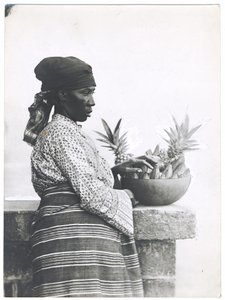 Signora Harding, che cammina 30 miglia al giorno, c.1920 da S. W. and Co. Partridge