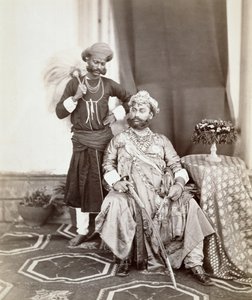 Sua Altezza il Maharaja Tukoji Rao (1844-86) II di Indore e attendente, 1877
