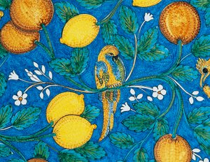 Agrumi, fiori e uccelli su sfondo blu, dettaglio decorativo da tavolo, maiolica in pietra lavica, manifattura Salvatore Gurreri, Caltagirone, Sicilia, Italia, XX secolo da Salvatore Gurreri manufacture