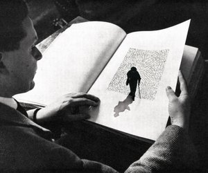 Un uomo legge "Lone Journey"