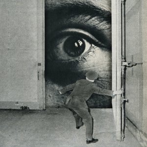 Uno sguardo surreale oltre la porta