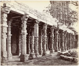 Colonnato con ornamenti alla base del Qutb Minar a Delhi da Samuel Bourne (signed by artist)