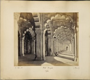 Agra; interno della Motee Musjid, con archi e pilastri saraceni in marmo da Samuel Bourne
