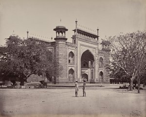 Agra. Il portale dei giardini che circondano il Taj Mahal da Samuel Bourne