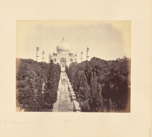 Agra; il Taj e il giardino, dal cancello d