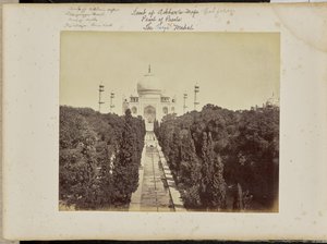 Agra; il Taj e il giardino, dal cancello d
