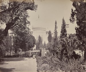 Agra. Veduta del Taj dal giardino da Samuel Bourne