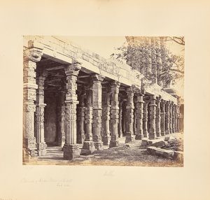 Delhi; colonnato di pilastri indù presso il Kutub Minar, lato est