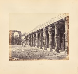 Delhi; colonnato di pilastri indù presso il Qutb Minar, lato nord da Samuel Bourne