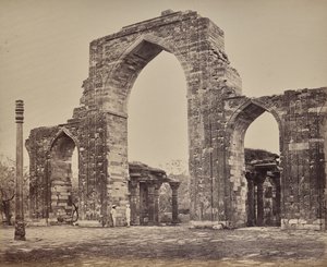Delhi. Grande arco e pilastro di ferro presso il Qutub Minar, rovine della vecchia Delhi da Samuel Bourne