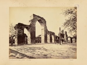 Delhi; il Kutub Minar, veduta generale degli archi da Samuel Bourne