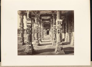 Delhi; Il Kutub Minar, vista interna del colonnato orientale da Samuel Bourne