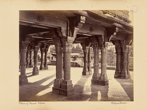 Fatehpur Sikri; pilastri scolpiti nel Panch Mahal da Samuel Bourne