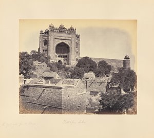 Fatehpur Sikri; la grande porta, dal villaggio da Samuel Bourne