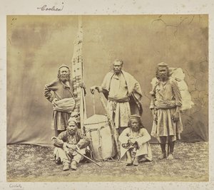 [Lavoratori di montagna a Shimla con Khiltas e Dandy]. da Samuel Bourne