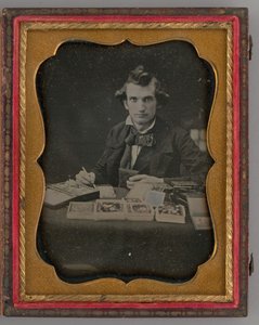 Ritratto Senza Titolo di Uomo Seduto che Tiene un Dagherrotipo e un Pennello, 1865