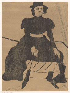 Donna seduta con cappello e vestito nero, mani sulle ginocchia