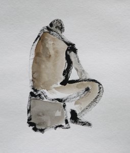 Figura seduta in atteggiamento pensieroso