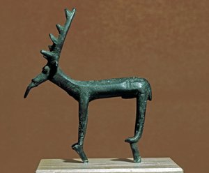 Cultura nuragica (nuraghi) sarda: statuetta in bronzo del cervo di Iglesias. VIII-VII secolo a.C. Cagliari, Museo Nazionale Archeologico, Sardegna, Italia