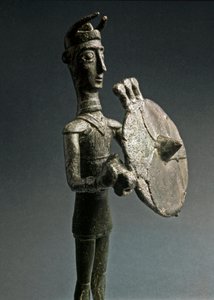 Cultura nuragica (nuraghi) sarda: statuetta in bronzo di guerriero con scudo. VIII-VII secolo a.C. Museo Nazionale Preistorico Etnografico 