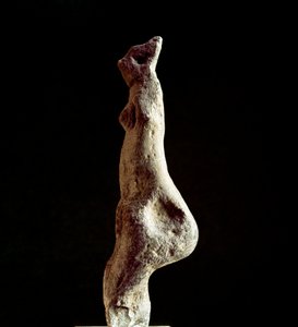 Cultura nuragica (nuraghi) sarda: statuetta in calcare di Venere steatopigia (forma del basso schiena) (Venere di Macomer), proveniente da Macomer, vicino a Nuoro. Periodo prenuragico (XXV-XVIII secolo a.C.) Eneolitico. Cagliari, Museo Archeologico Naziona da Sardinia Nuragic Civilization