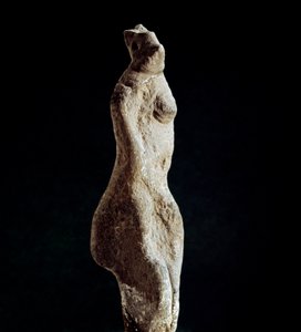 Cultura nuragica (nuraghi) sarda: statuetta in calcare di Venere steatopigia (forma del basso dorso) (Venere di Macomer), proveniente da Macomer, vicino a Nuoro. Risalente al periodo prenuragico (XXV-XVIII secolo a.C.). Eneolitico. Cagliari, Museo Archeolo da Sardinia Nuragic Civilization