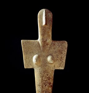 Cultura nuragica (nuraghi) sarda: statuetta in calcare della dea madre, idolo di tipo cicladico, da Senorbi (Regione di Trexenta) risalente al periodo prenuragico (XX secolo a.C.). Eneolitico. Cagliari, Museo Archeologico Nazionale, Sardegna, Italia