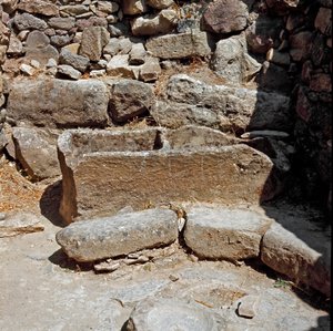Rovine della città nuragica del sito megalitico di Su Nuraxi: una delle abitazioni