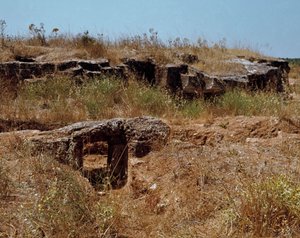 Rovine della città prenuragica sul sito megalitico di Anghelu Ruju: la torre centrale da Sardinia Nuragic Civilization