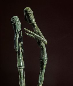 Cultura nuragica (nuraghi) sarda: gruppo scolpito di lottatori in bronzo. VIII-VII secolo a.C. Cagliari, Museo Archeologico Nazionale, Sardegna, Italia da Sardinia Nuragic Civilization
