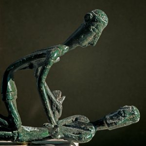 Cultura nuragica (nuraghi) sarda: gruppo scolpito di lottatori in bronzo. Da Monte Arcosu. VIII-VII secolo a.C. Cagliari, Museo Archeologico Nazionale, Sardegna, Italia da Sardinia Nuragic Civilization