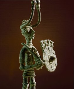 Cultura nuragica (nuraghi) sarda: statuetta di un guerriero con scudo e spada in bronzo. VIII-VII secolo a.C. Cagliari, Museo Archeologico Nazionale, Sardegna, Italia da Sardinia Nuragic Civilization
