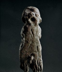 Cultura nuragica (nuraghi) sarda: statuetta votiva in terracotta dal tempio di Abini. Periodo prenuragico (XXV-XVIII secolo a.C.) Eneolitico. Cagliari, Museo Nazionale Archeologico, Sardegna, Italia