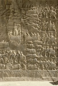 Una caccia al cinghiale reale, probabilmente raffigurante Khosrow II che scocca una freccia da una barca, rilievo dal lato degli aivans, c.620 da Sasanian School
