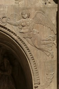 Genio che tiene una ciotola di frutta, simbolo di abbondanza, da un pennacchio di un aivans, 590-628 da Sasanian School