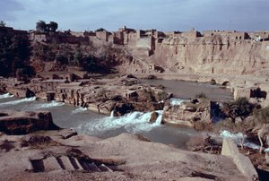 Resti del complesso ponte-diga-canale di Sika sul fiume Gar-Gar con la città di Shushtar sullo sfondo