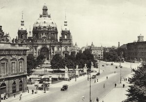 Berlino: Vor der Schlossbrücke da Sasha Stone