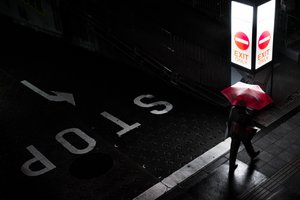 Passeggiata notturna "Red Umbrella"