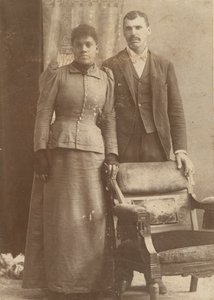 Fotografia di una coppia afroamericana in piedi dietro una sedia, circa 1890