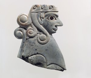 Placca di mobilio: sfinge femminile con riccioli in stile Hathor, c. XVIII secolo a.C. (avorio di ippopotamo) da School Anatolian